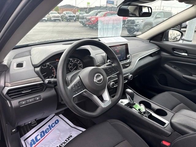 Used 2025 Nissan Altima 2.5 SV FWD image 11