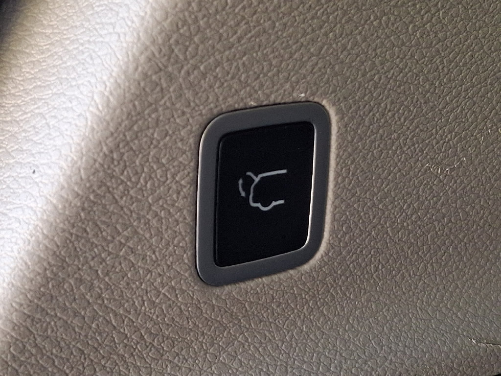 Used 2024 Chrysler Pacifica Touring-L FWD image 32