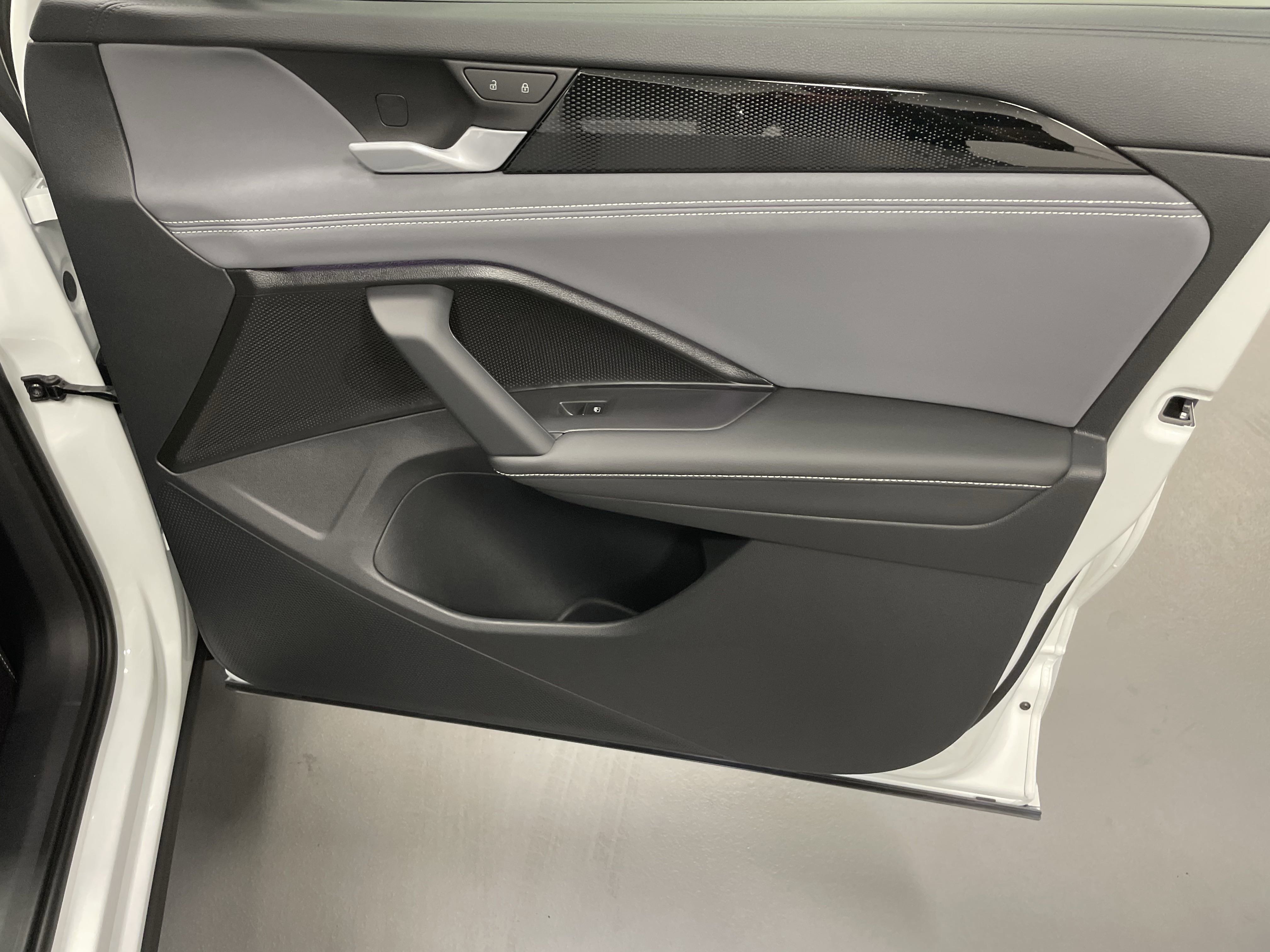 New 2025 Volkswagen Tiguan SE R-Line image 8