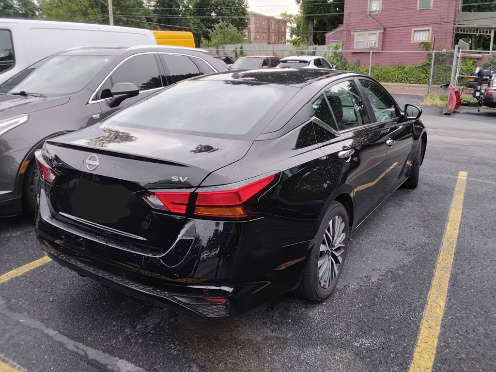 Used 2024 Nissan Altima 2.5 SV FWD image 11