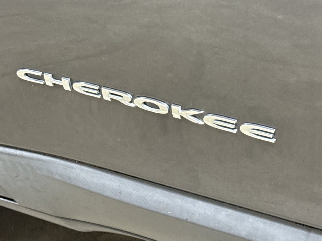 Used 2016 Jeep Cherokee Latitude w/ Cold Weather Group AWD/4WD image 25
