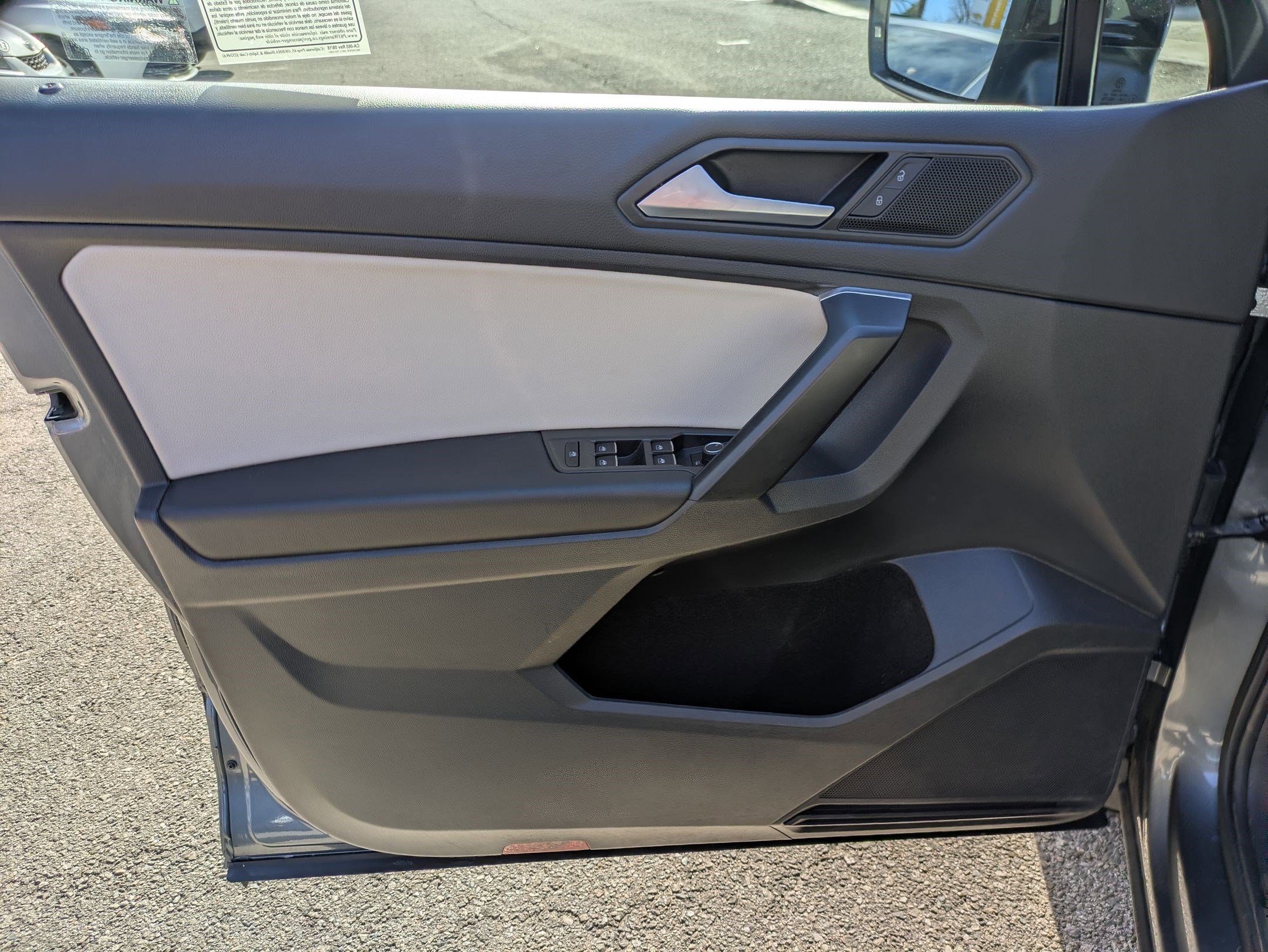 Used 2021 Volkswagen Tiguan SE image 10