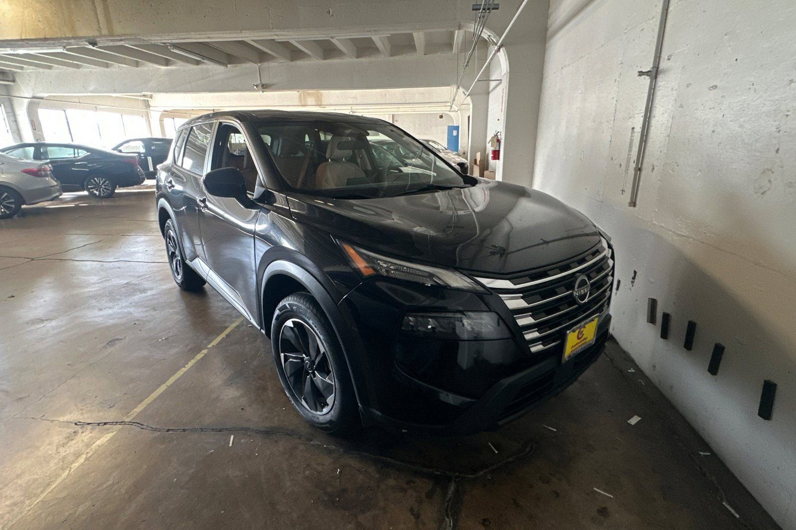 Used 2024 Nissan Rogue SV image 2