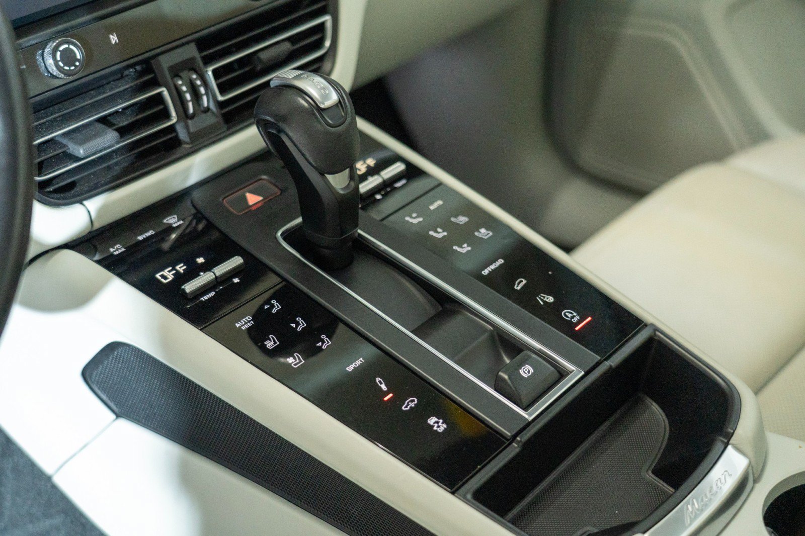 Certified 2023 Porsche Macan S AWD/4WD image 21