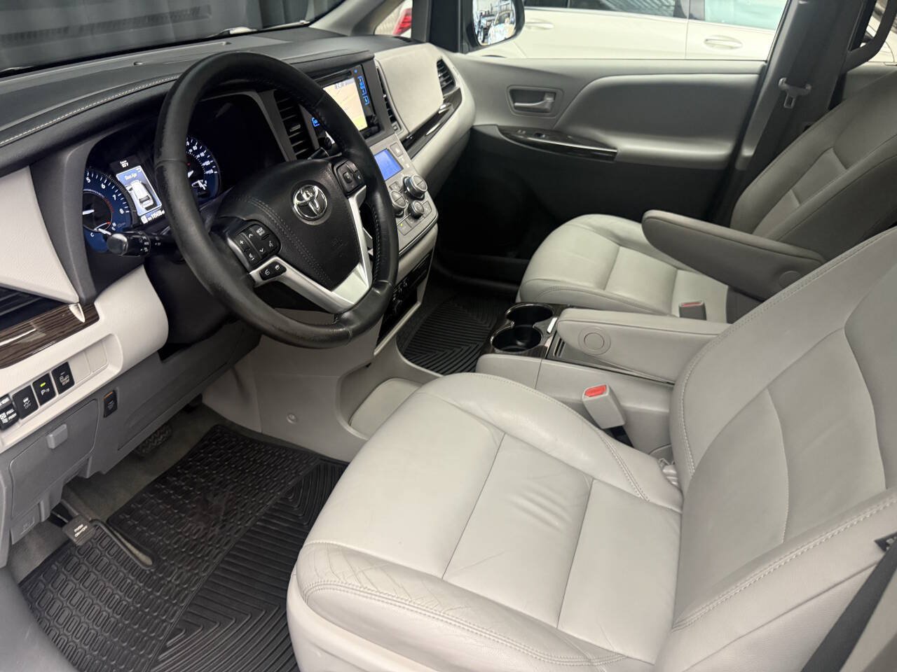 Used 2015 Toyota Sienna XLE w/ XLE Navigation Package FWD image 14