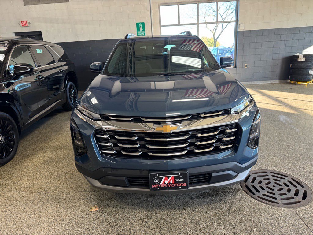 Used 2025 Chevrolet Equinox LT w/ Convenience Package II image 2