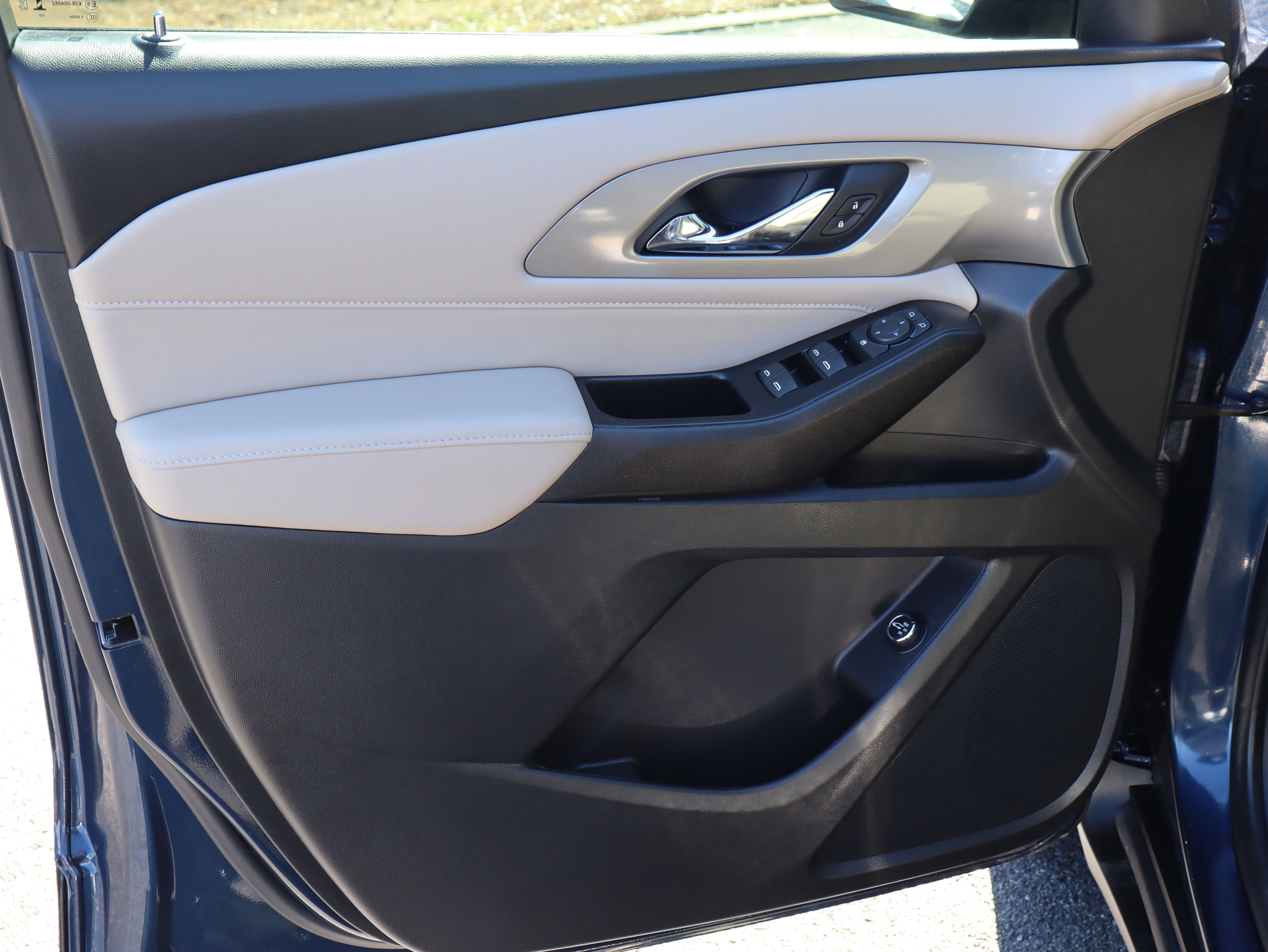 Used 2023 Chevrolet Traverse LT image 12