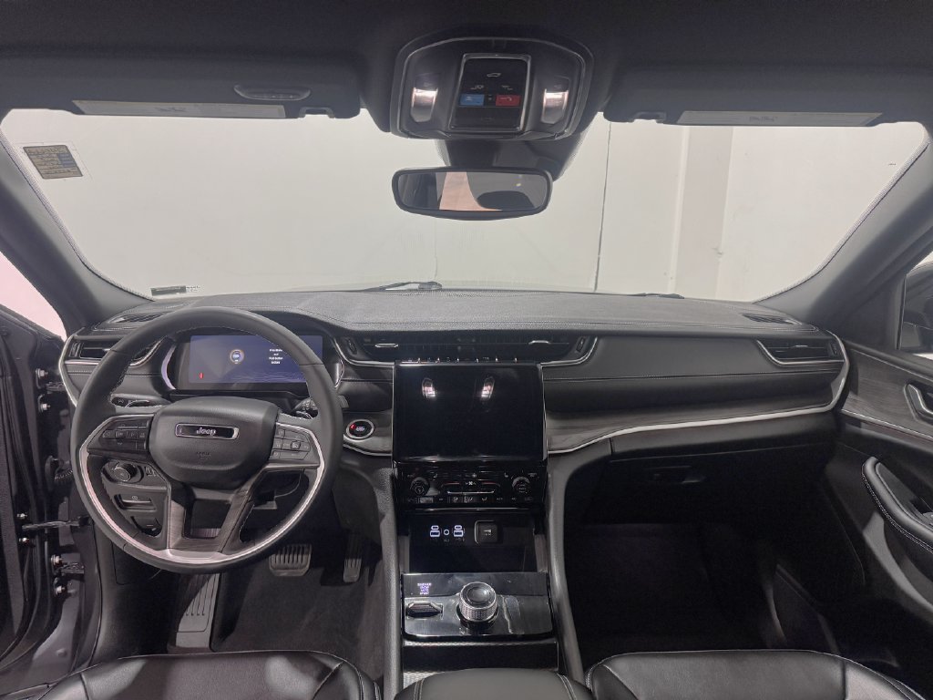 Used 2025 Jeep Grand Cherokee L Limited w/ Black Appearance Package AWD/4WD image 2