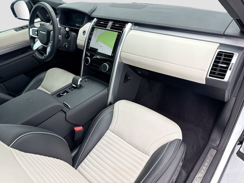 Used 2024 Land Rover Discovery Dynamic SE image 16