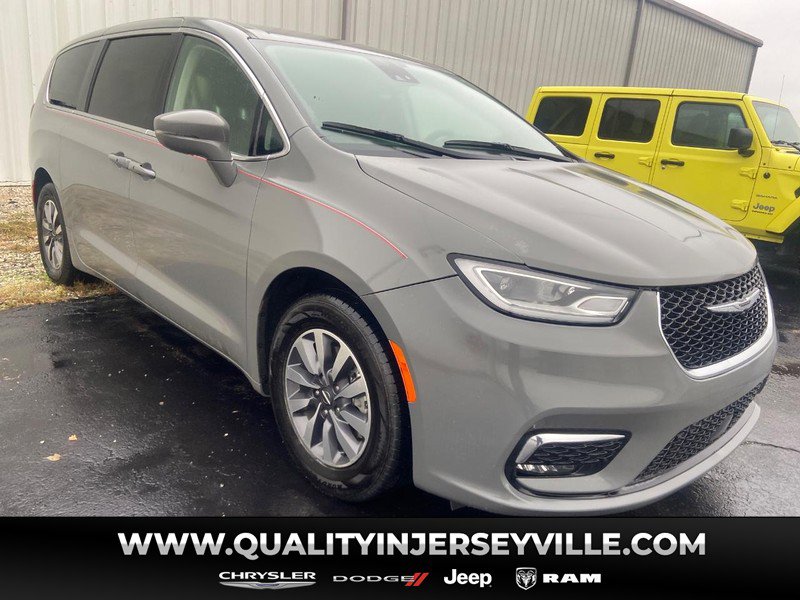 Used 2022 Chrysler Pacifica Touring-L image 1