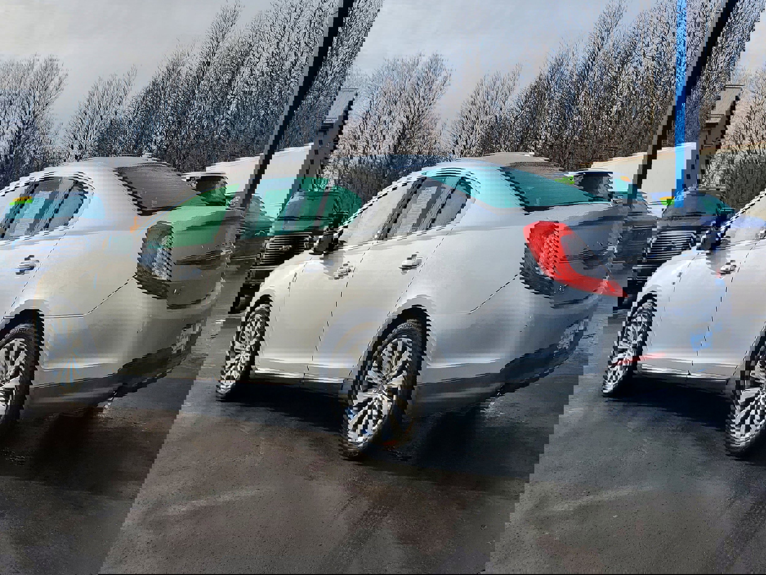 Used 2016 Lincoln MKS image 3