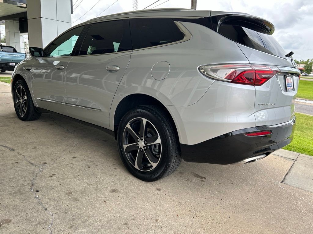 Used 2022 Buick Enclave Essence w/ Sport Touring Edition FWD image 5