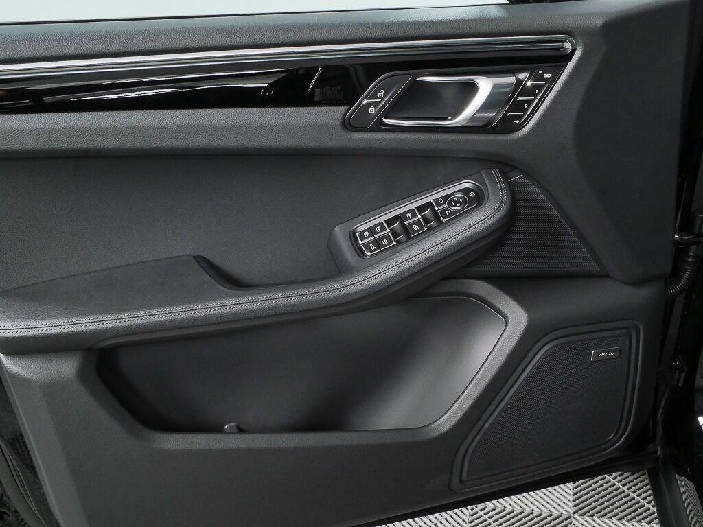 Certified 2026 Porsche Macan AWD/4WD image 6
