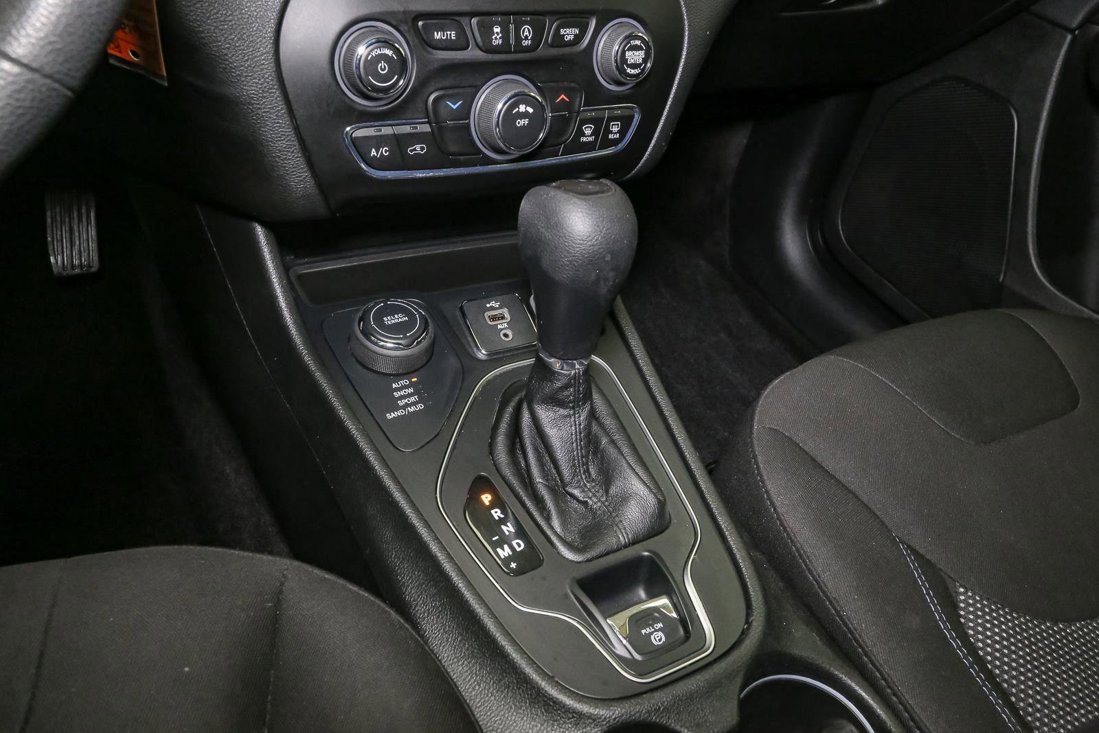Used 2019 Jeep Cherokee Latitude w/ Popular Appearance Group AWD/4WD image 31