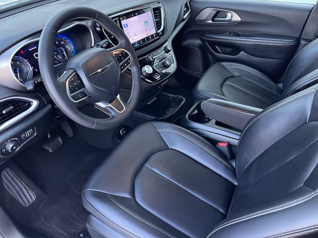 Used 2025 Chrysler Pacifica Select FWD image 5