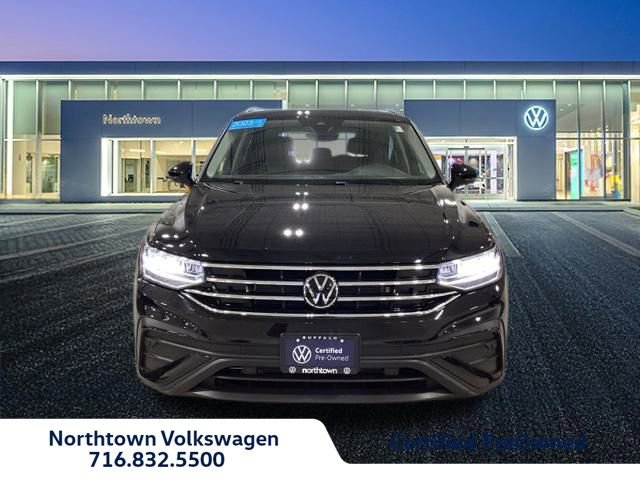 Certified 2023 Volkswagen Tiguan SE w/ Panoramic Sunroof Package image 3