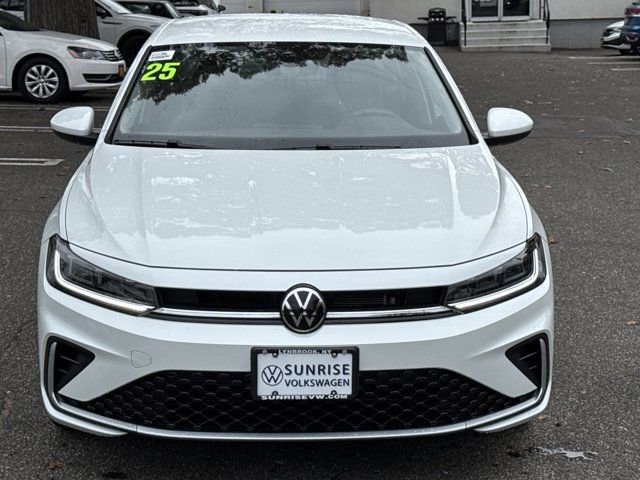 Used 2025 Volkswagen Jetta SE w/ Black Wheel Package image 2