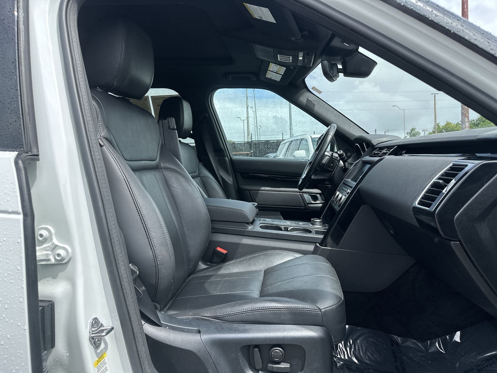 Used 2020 Land Rover Discovery SE image 24