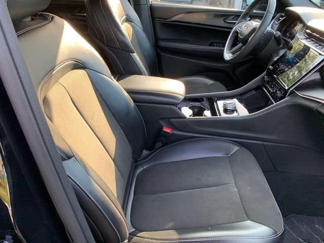 Used 2023 Jeep Grand Cherokee Altitude AWD/4WD image 10