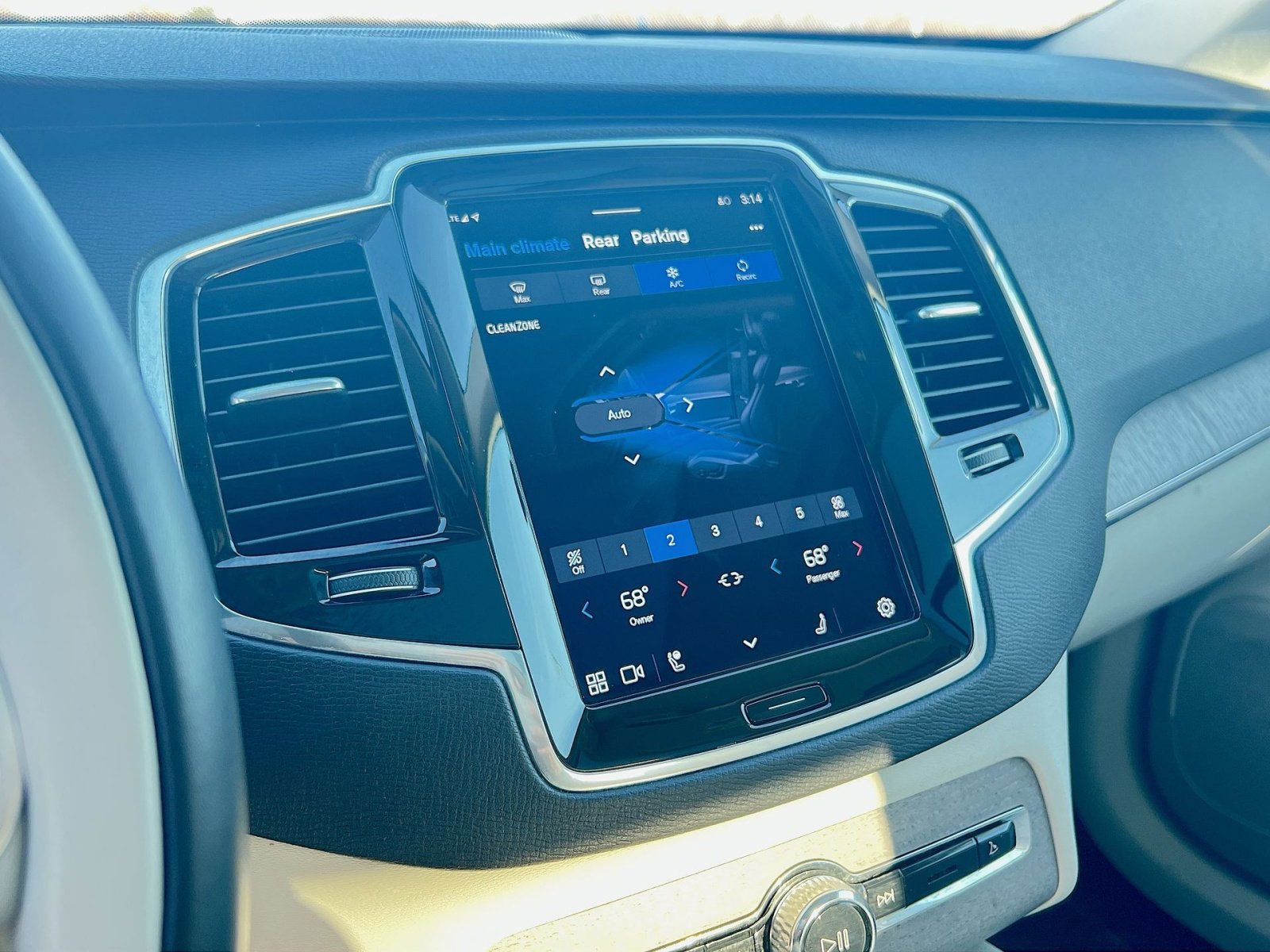 Certified 2023 Volvo XC90 B6 Plus w/ Protection Package image 21