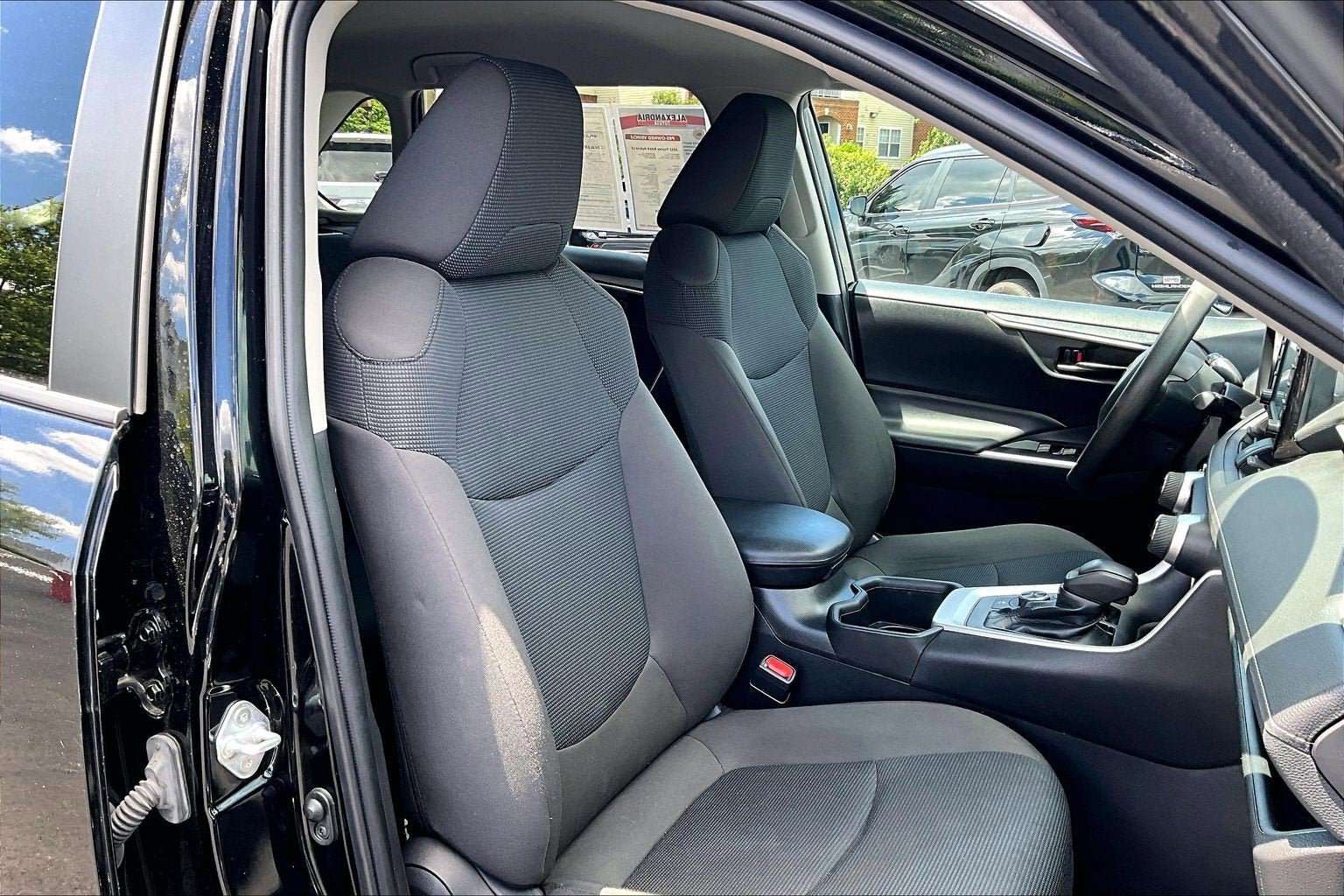 Used 2022 Toyota RAV4 LE AWD/4WD image 7