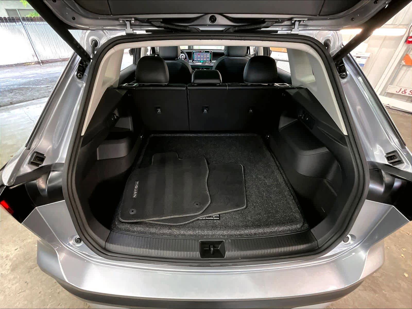 Certified 2025 Volkswagen Tiguan SE w/ Panoramic Sunroof Package image 30