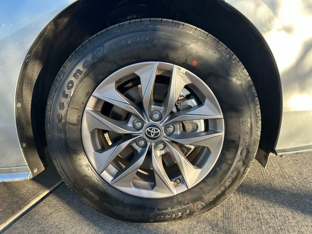 Used 2025 Toyota Sienna LE image 32