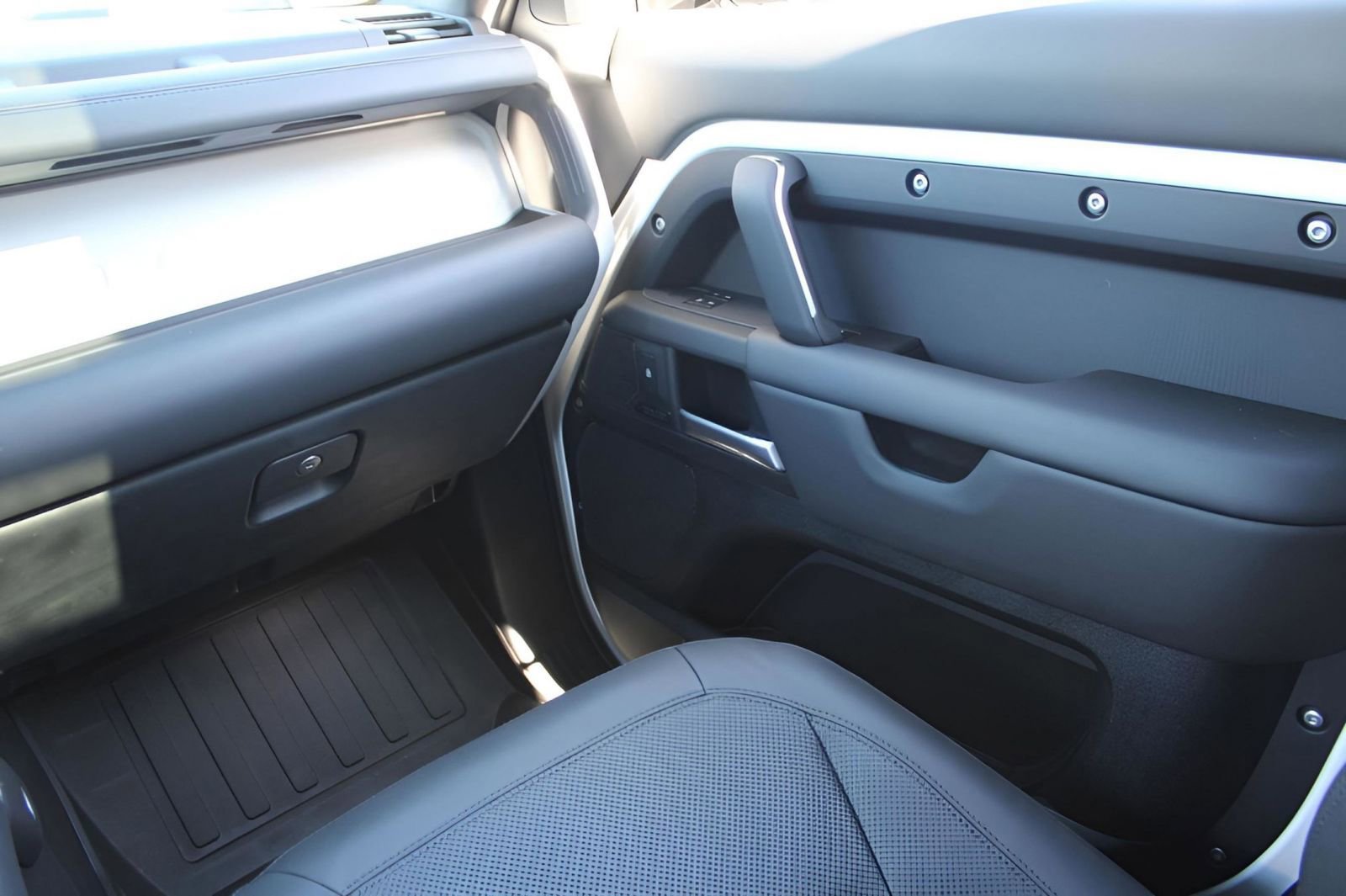 New 2025 Land Rover Defender 110 X-Dynamic SE image 14