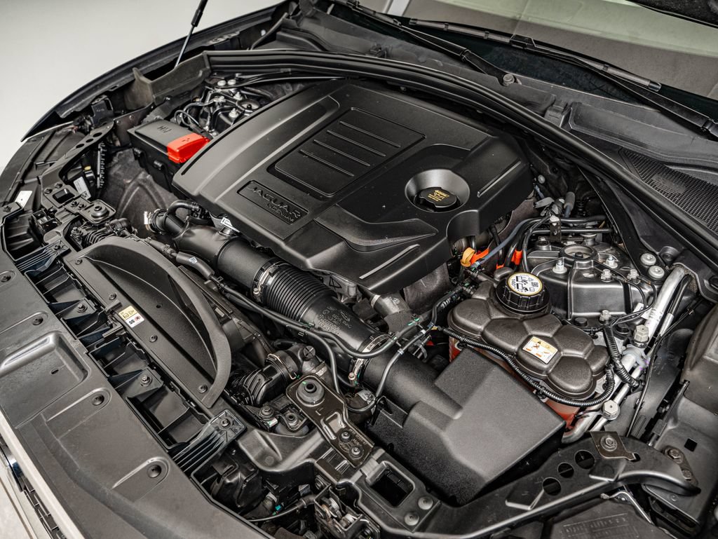 Certified 2025 Jaguar F-PACE R-Dynamic S AWD/4WD image 39