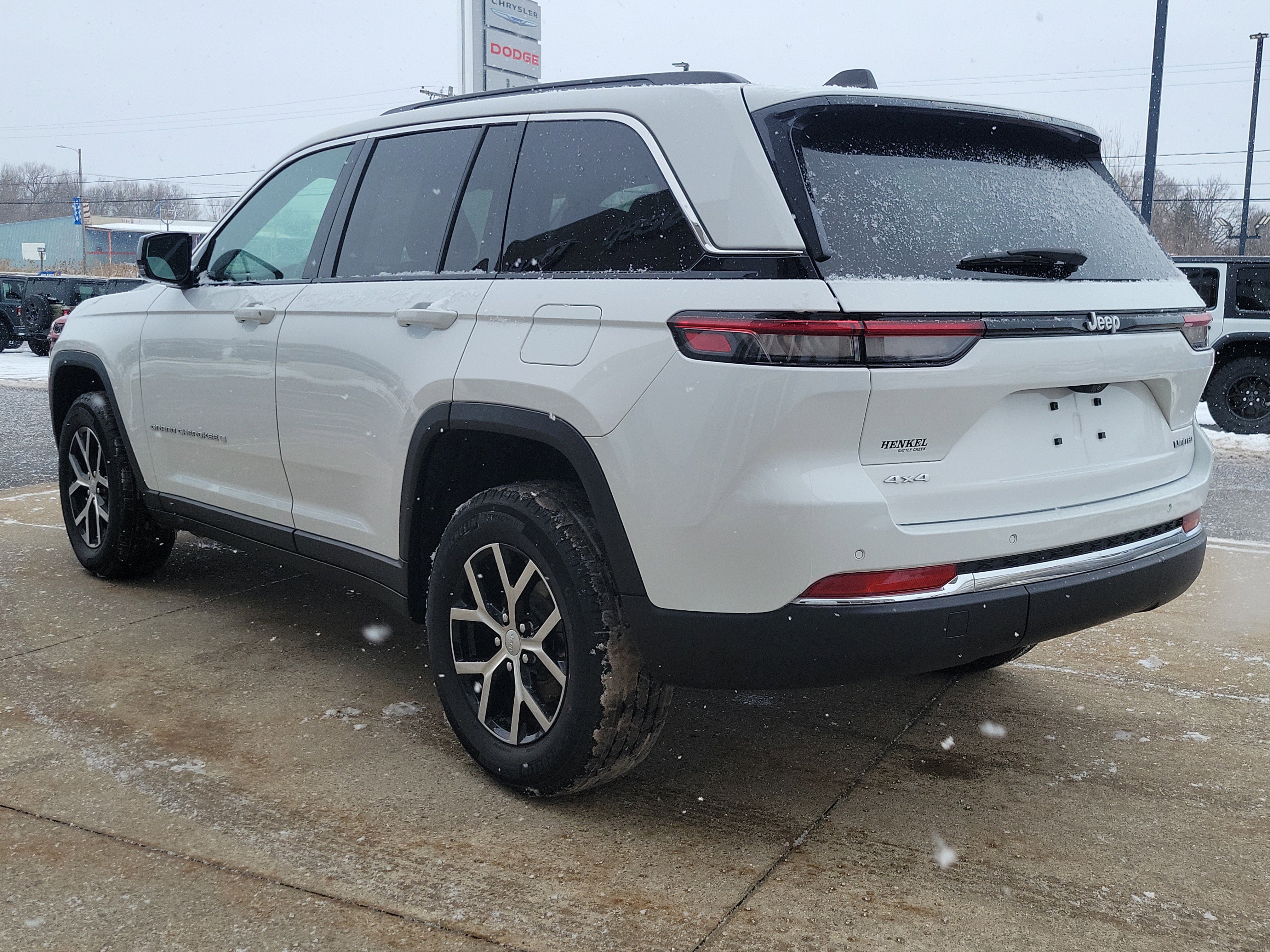 Used 2024 Jeep Grand Cherokee Limited image 3