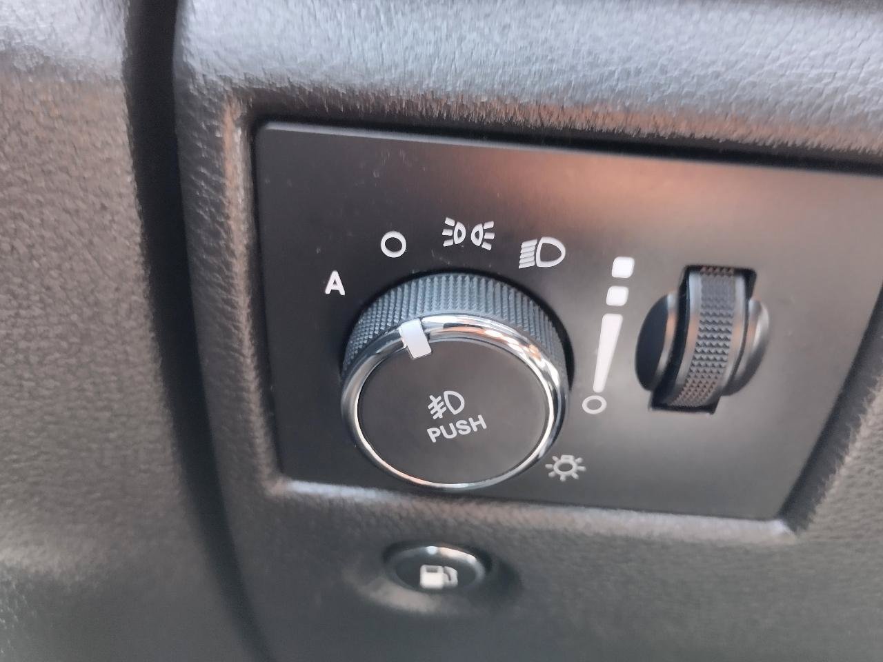 Used 2018 Jeep Grand Cherokee Altitude AWD/4WD image 18