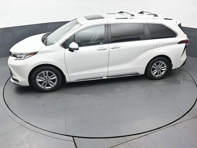 Used 2023 Toyota Sienna Limited image 44