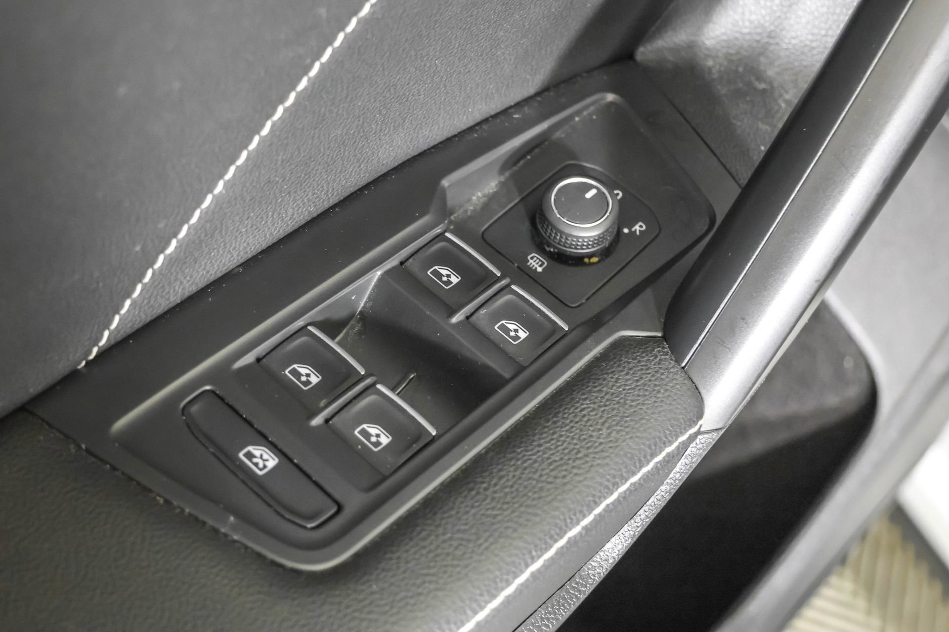 Used 2023 Volkswagen Tiguan SE AWD/4WD image 34