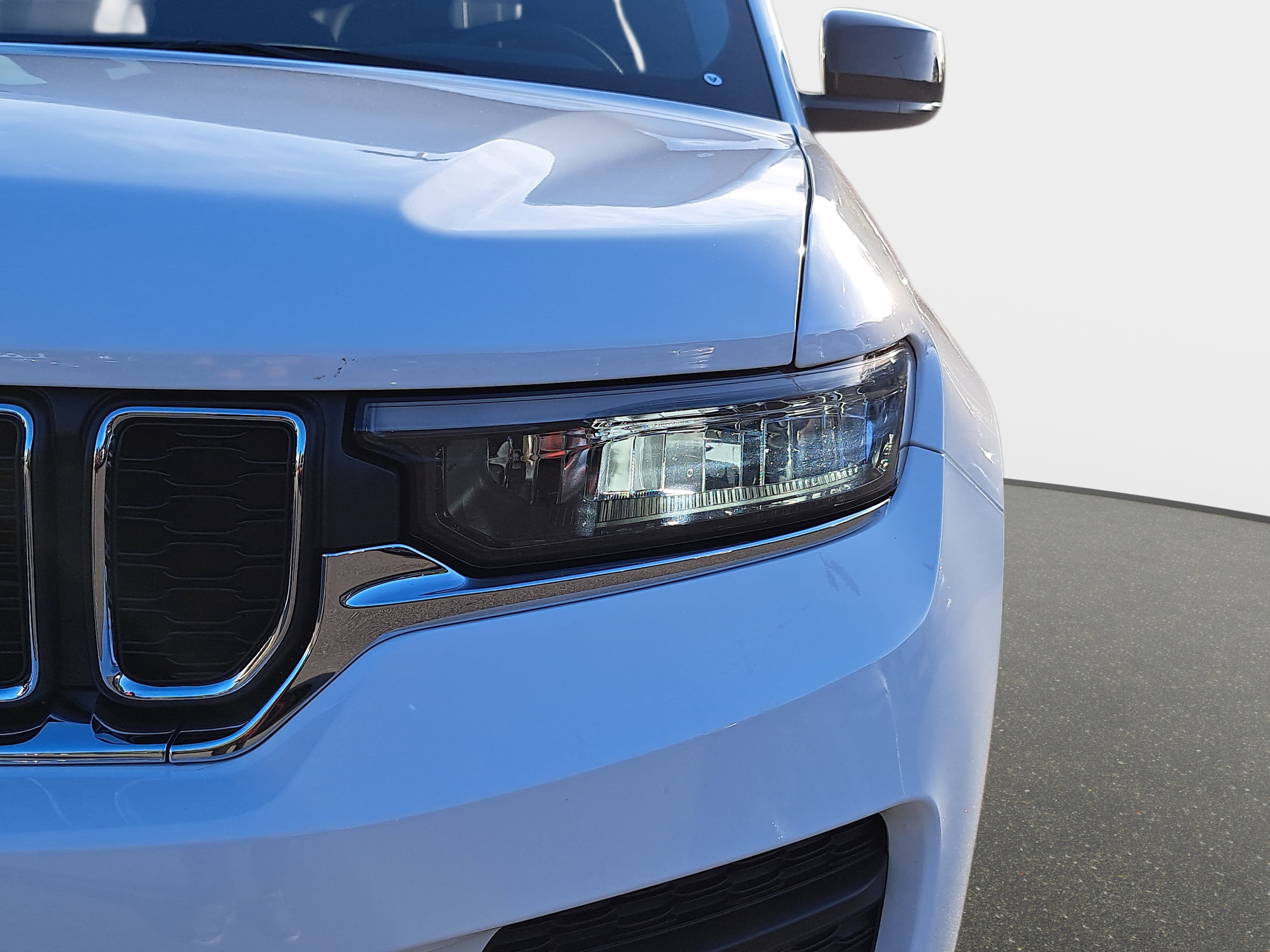 Used 2023 Jeep Grand Cherokee Laredo image 29