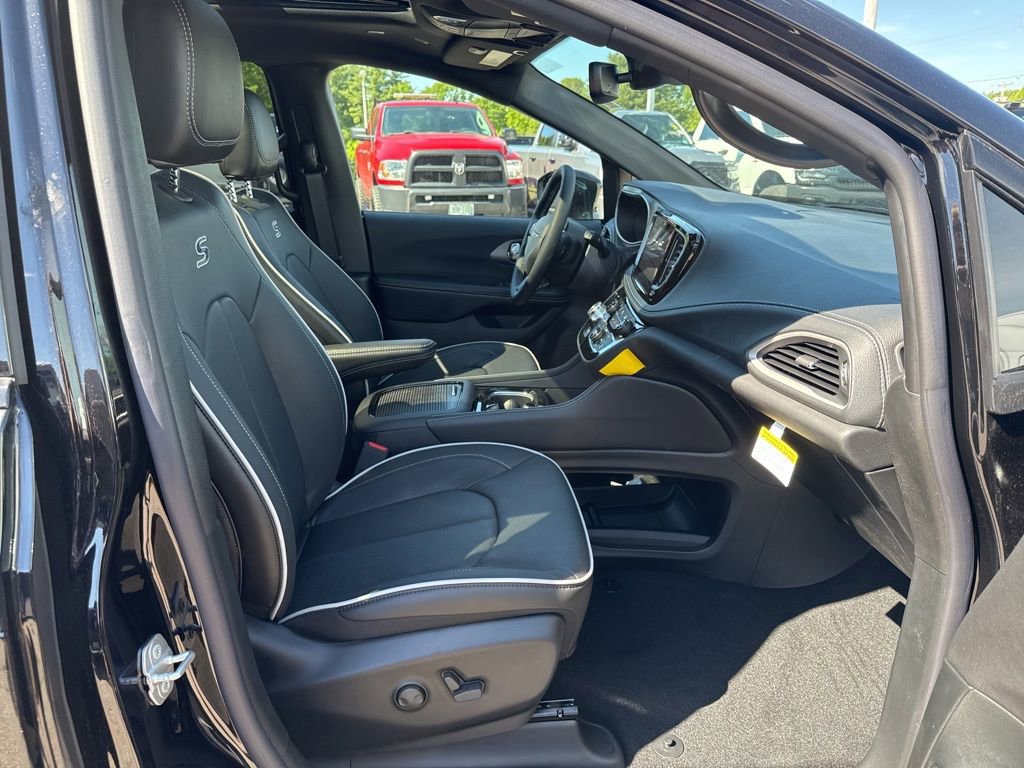 New 2027 Chrysler Pacifica Limited AWD/4WD image 26