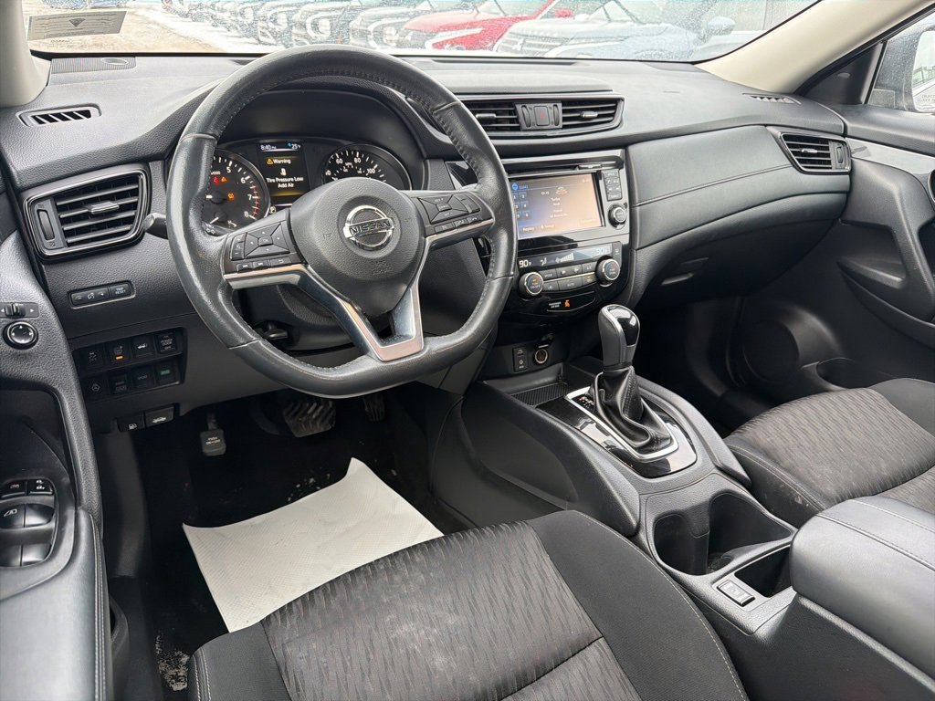 Used 2017 Nissan Rogue SV w/ SV Premium Package image 10