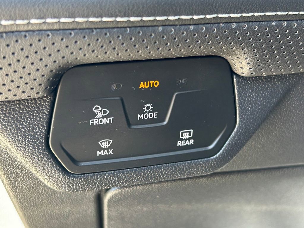 Used 2025 Volkswagen Atlas Cross Sport SE image 29