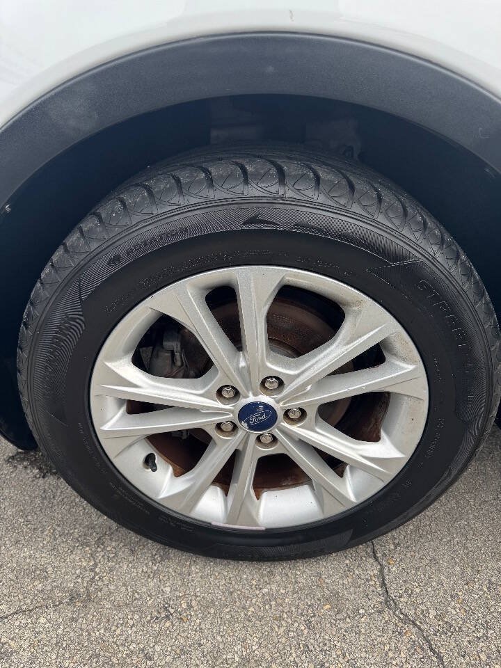 Used 2018 Ford Escape SE w/ SE Sync 3 Package FWD image 12