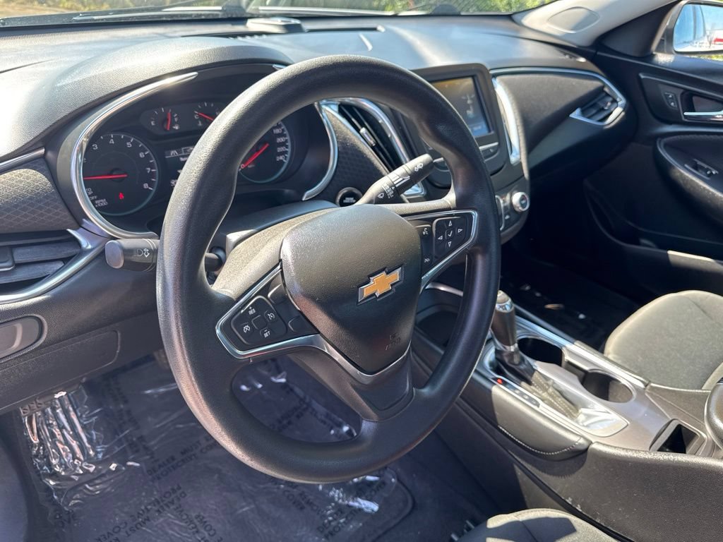 Used 2017 Chevrolet Malibu LT FWD image 9