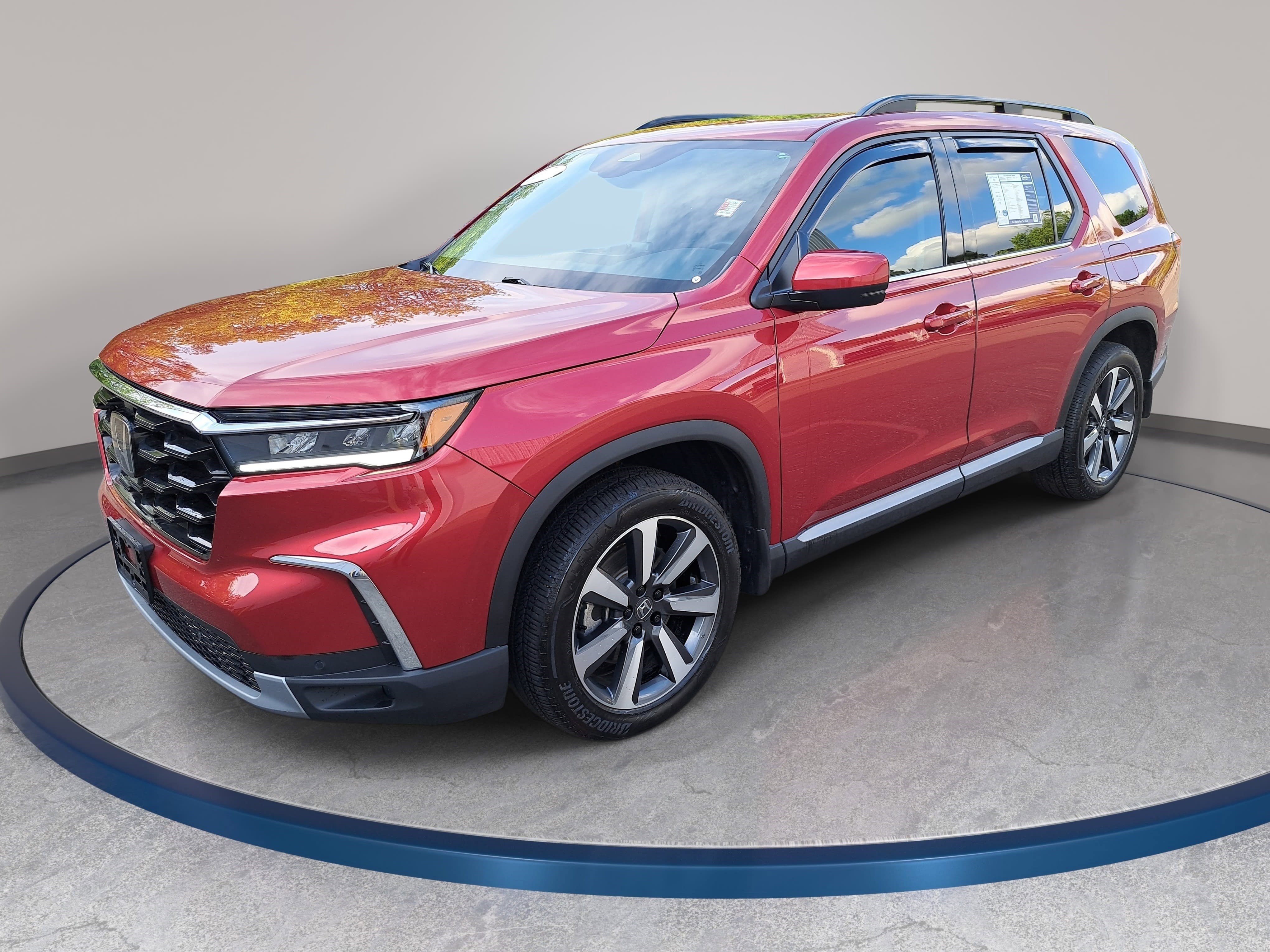 Used 2025 Honda Pilot Touring image 1