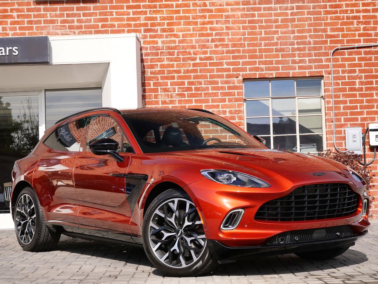 Used 2021 Aston Martin DBX AWD/4WD image 1