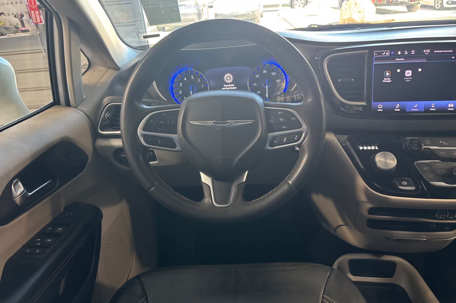 Used 2022 Chrysler Pacifica Touring-L FWD image 16
