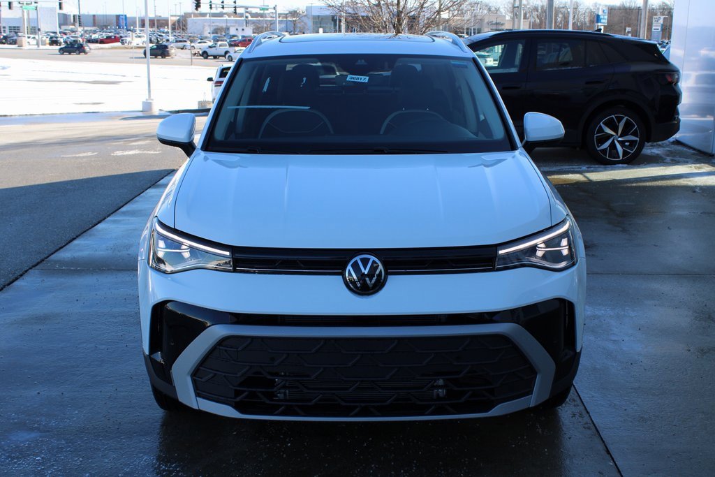 Certified 2025 Volkswagen Taos SE image 2