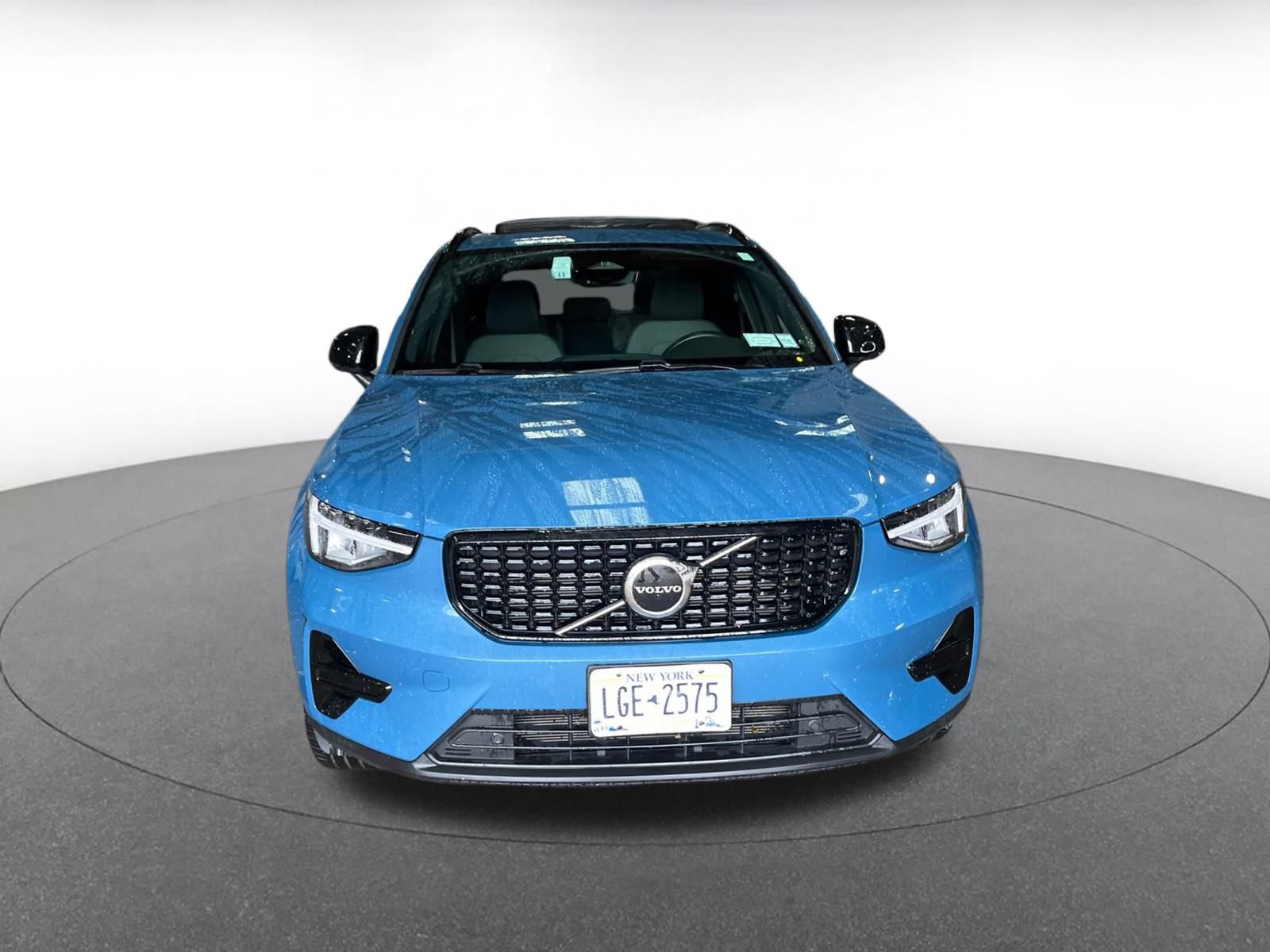 Used 2024 Volvo XC40 B5 Core image 2