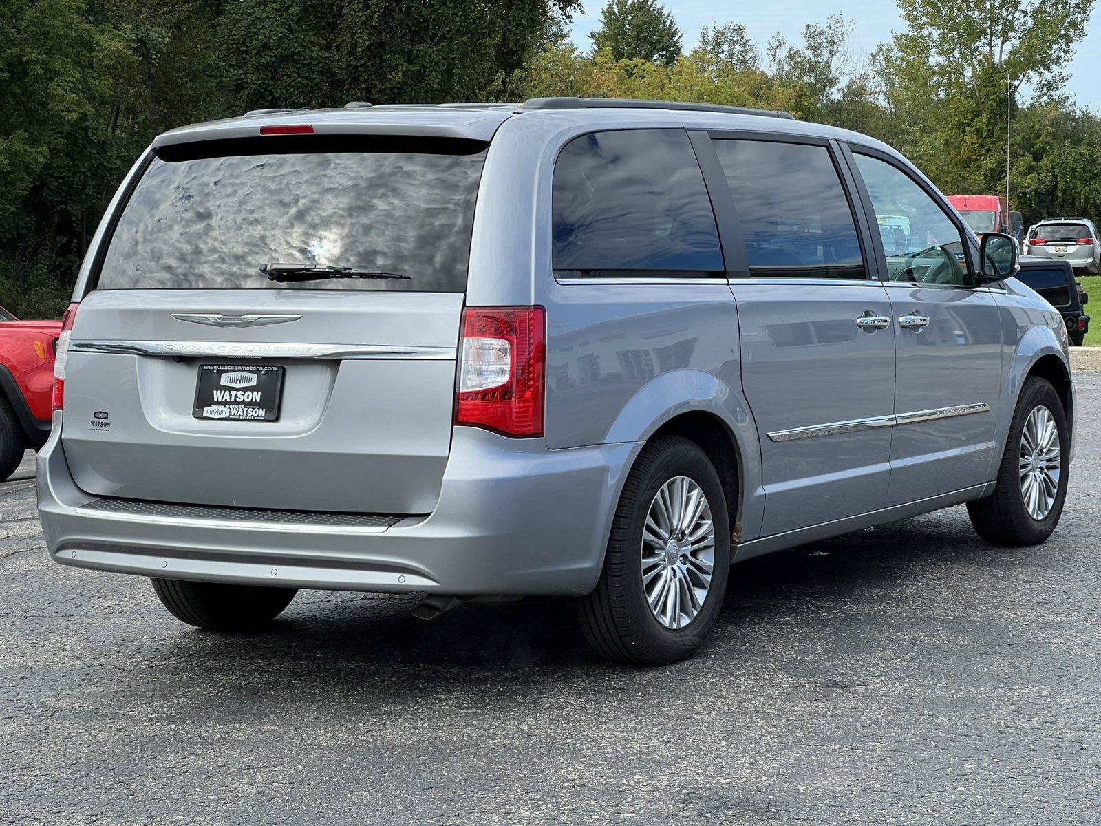 Used 2014 Chrysler Town & Country Touring-L w/ Driver Convenience Group FWD image 40