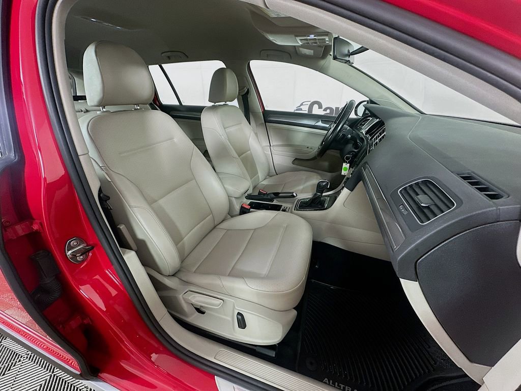 Used 2017 Volkswagen Golf Alltrack S image 32