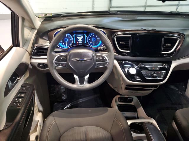 Used 2017 Chrysler Pacifica Touring FWD image 15