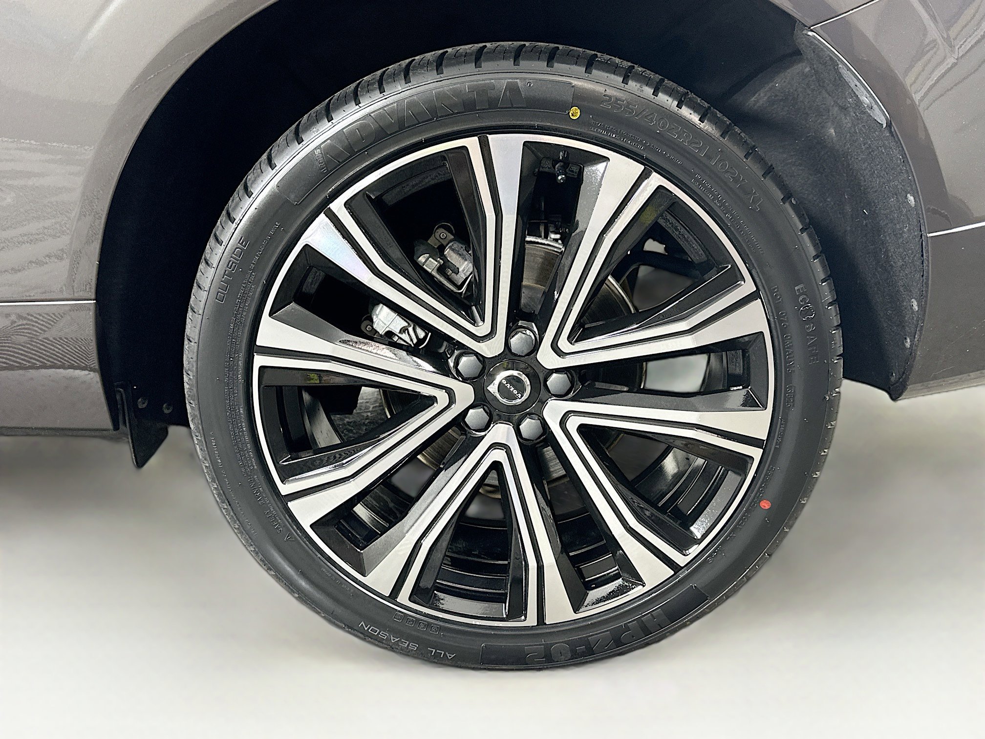 Used 2023 Volvo XC60 B5 Ultimate w/ Climate Package image 11