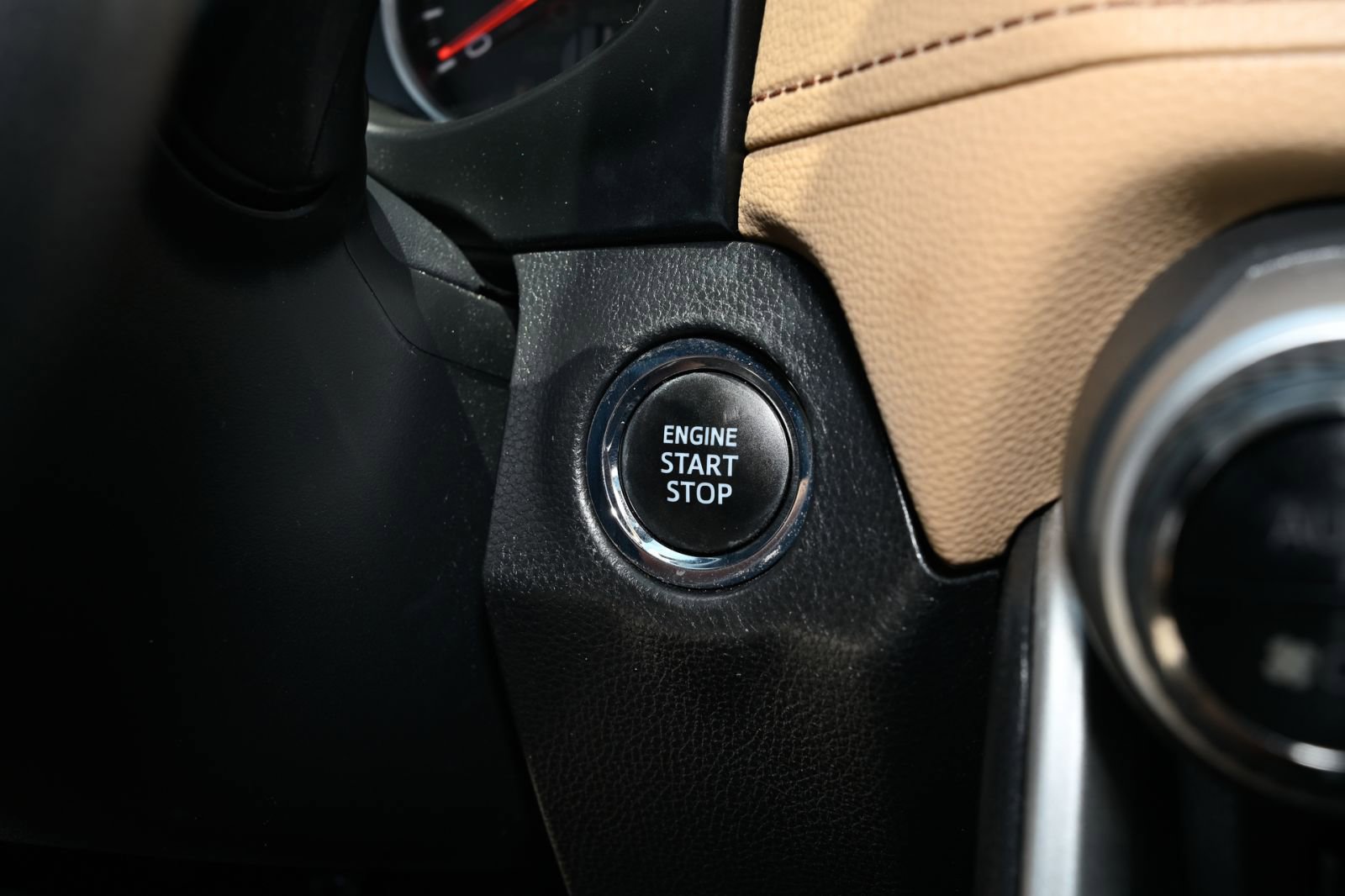 Used 2021 Toyota RAV4 XLE w/ Convenience Package FWD image 30