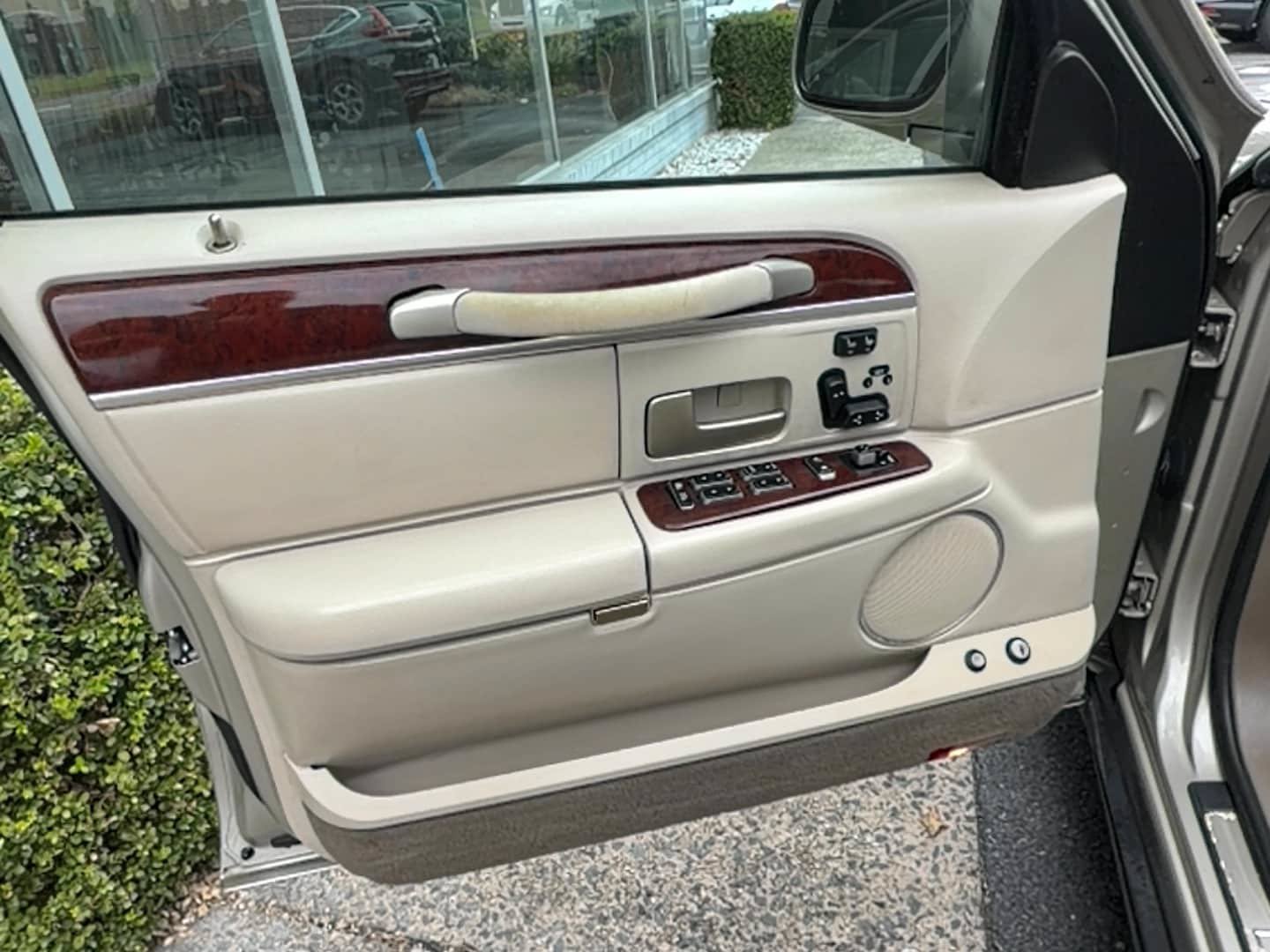 Used 2004 Lincoln Town Car Ultimate RWD image 14